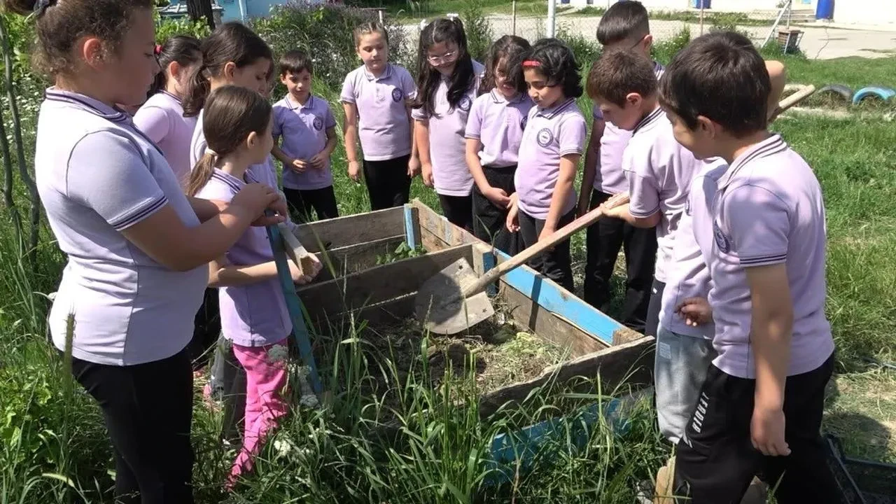 Sinoplu öğrenciler Lala Köyü İlkokulunda çevreci üretimi öğreniyor
