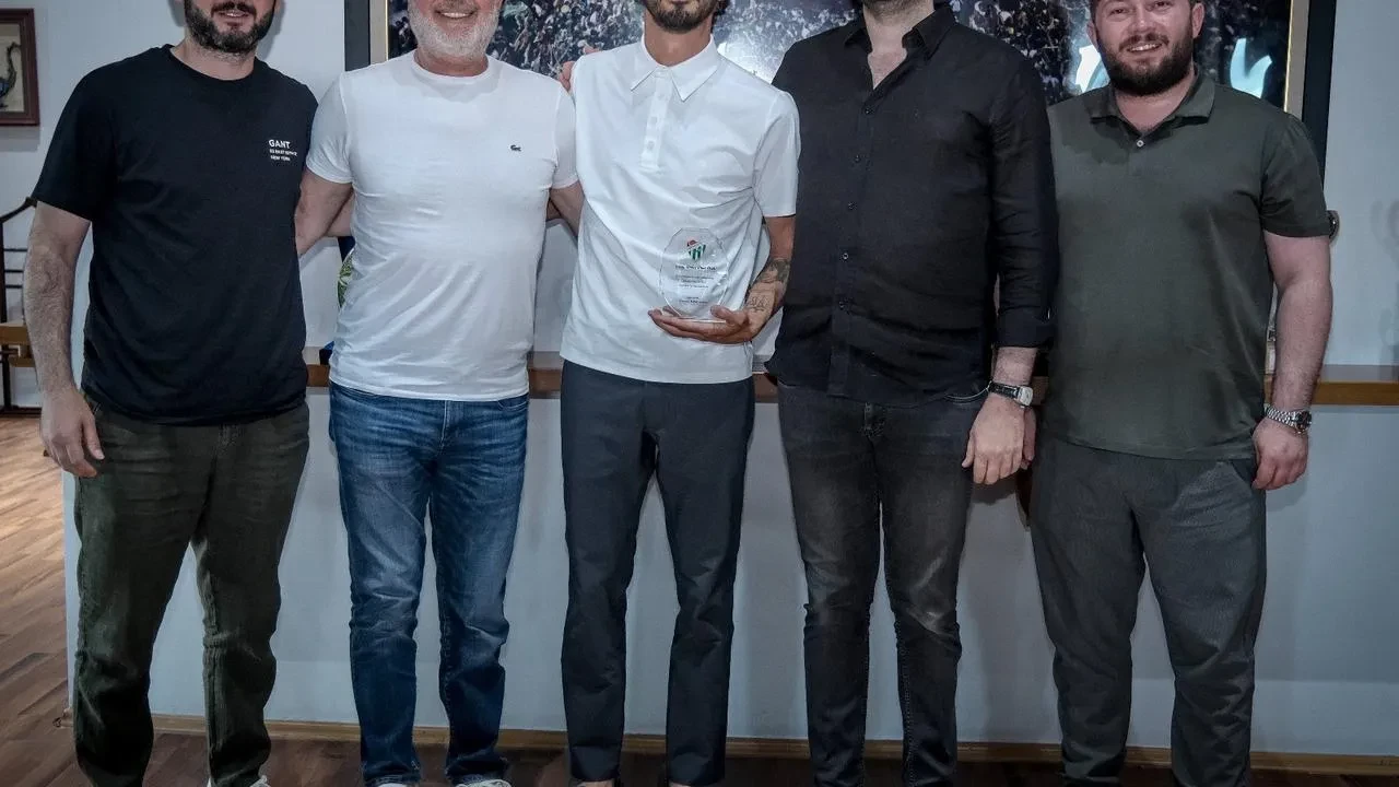 Bursaspor kaptanı Ahmet İlhan Özek takımdan ayrıldı