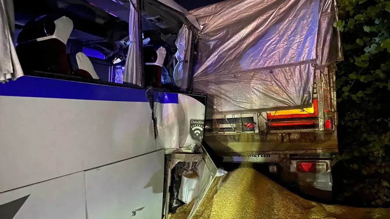 Turgutluda işçi servisi park halindeki tıra çarptı