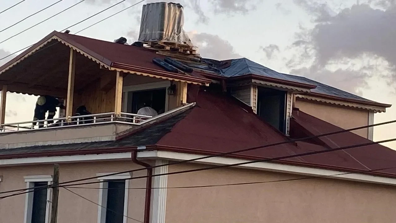 Derince Mersincik Mahallesinde çatı tamiri yangına dönüştü