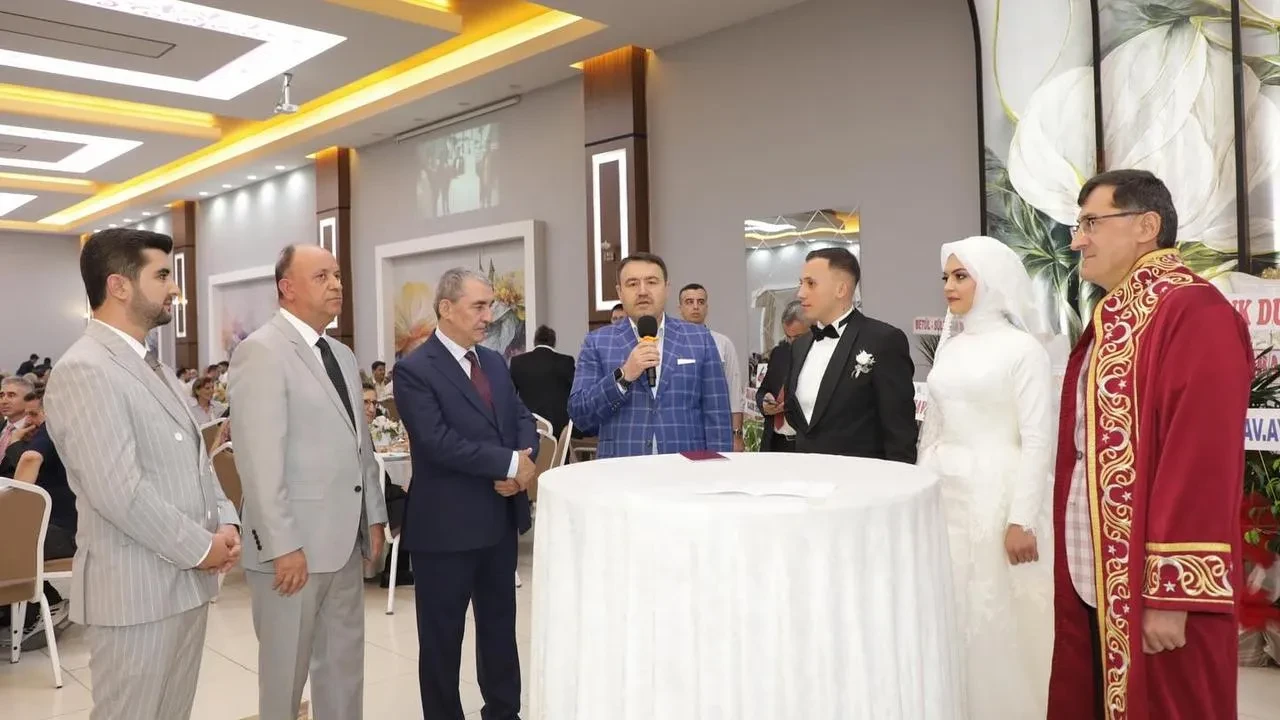 Vali Musa Işın Kütahyada genç çifti evlendirdi