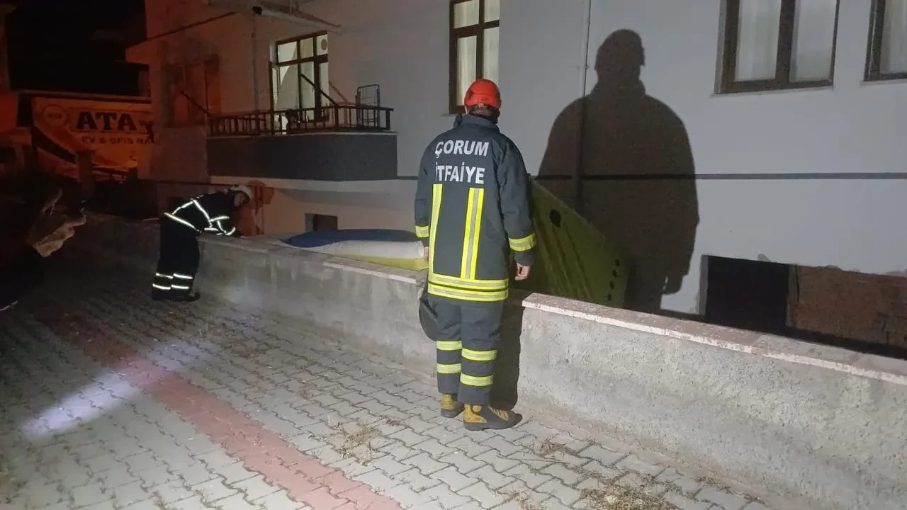 Çorumda çatıdaki vatandaşı polis ekipleri kurtardı