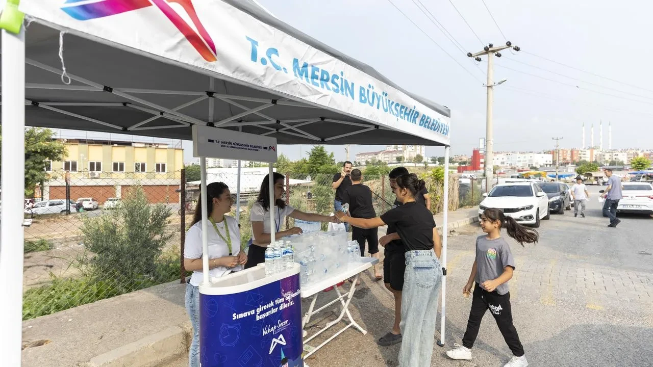 Mersin Büyükşehir Belediyesi LGS öğrencilerine su ikramı yaptı