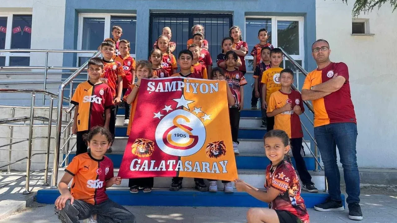 Gediz ilkokul öğrencileri Galatasaray şampiyonluğunu dansla kutladı