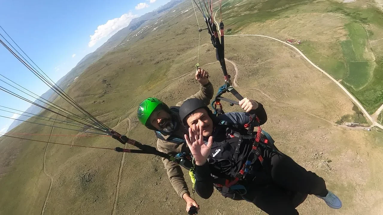 Erzurum Valisi Çiftçi yamaç paraşütüyle göklere yükseldi