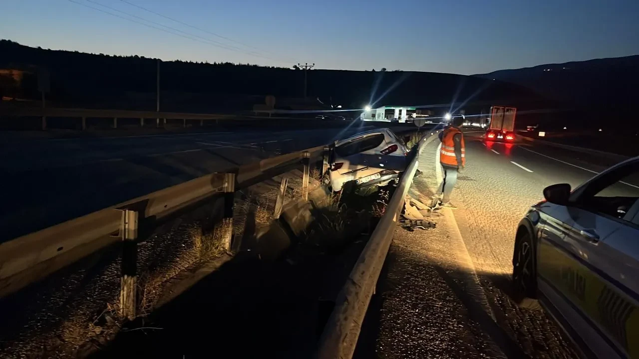 Tosya D100 karayolunda otomobil refüje savruldu