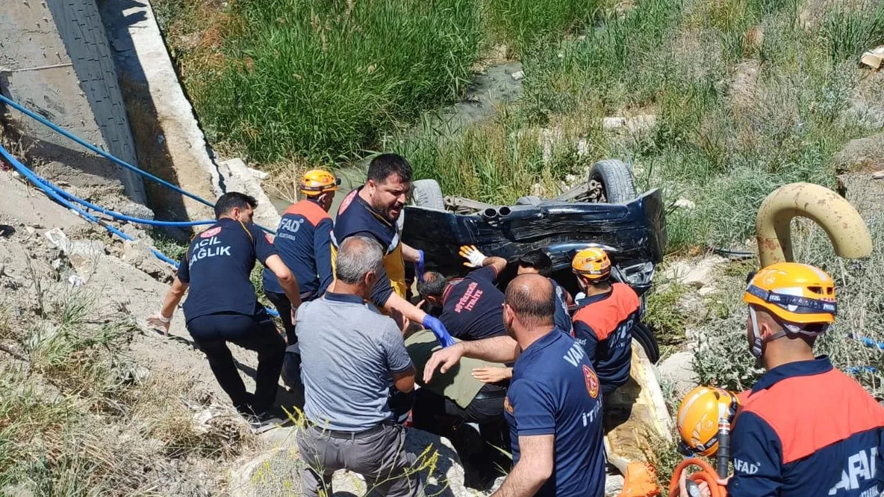 Vanda iki otomobil Erciş karayolunda dereye uçtu