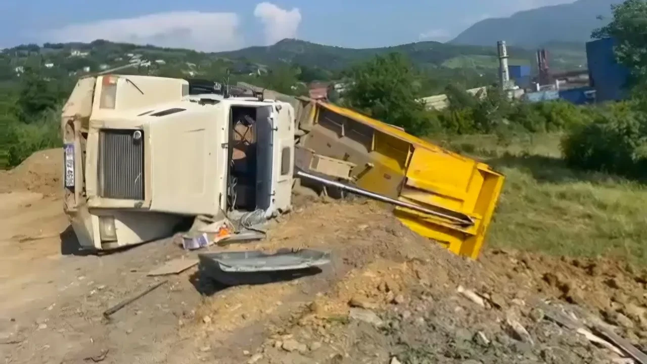 Bartın Organize Sanayi Bölgesinde hafriyat kamyonu devrildi