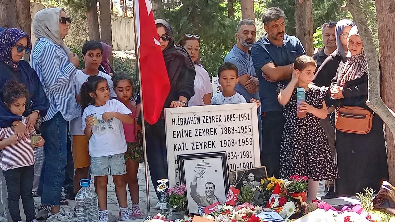 Manisalılar Ferdi Zeyrek için mezarı başında toplandı