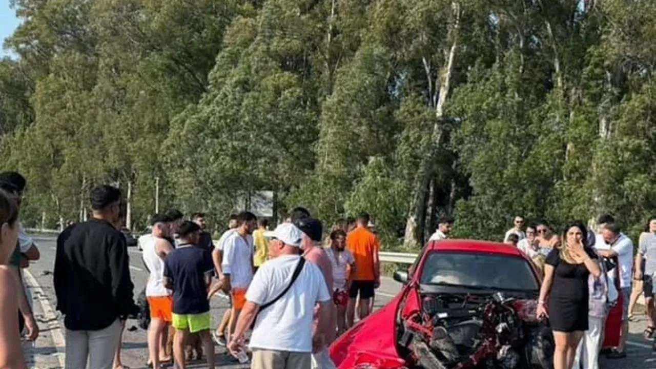 Gökova kavşağında iki araç şiddetle çarpıştı