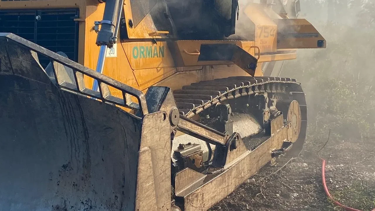 İzmir Gaziemirde orman yangınında dozer alevlere teslim oldu