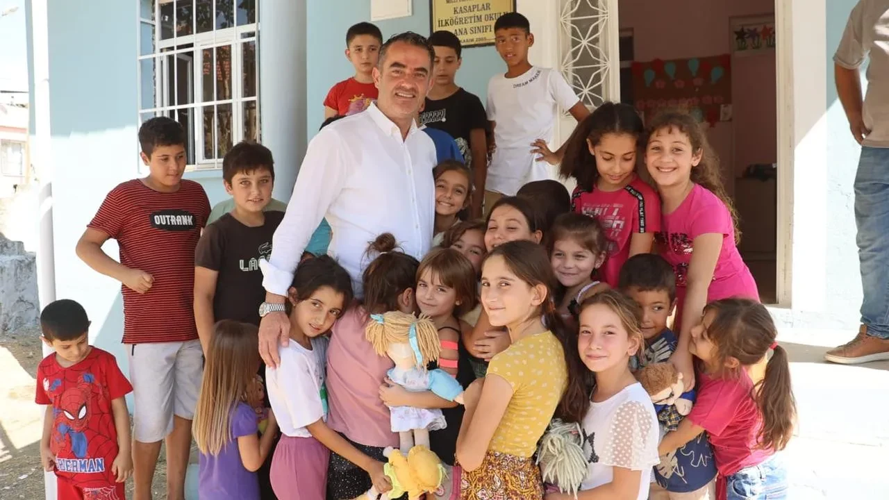 Koçarlı Belediye Başkanı Özgür Arıcı babaları selamlıyor