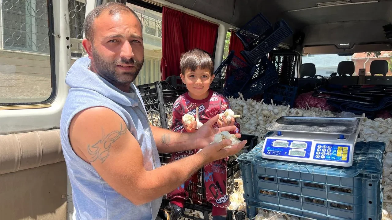 Yöntem ailesi minibüste yaşayarak sarımsak satıyor