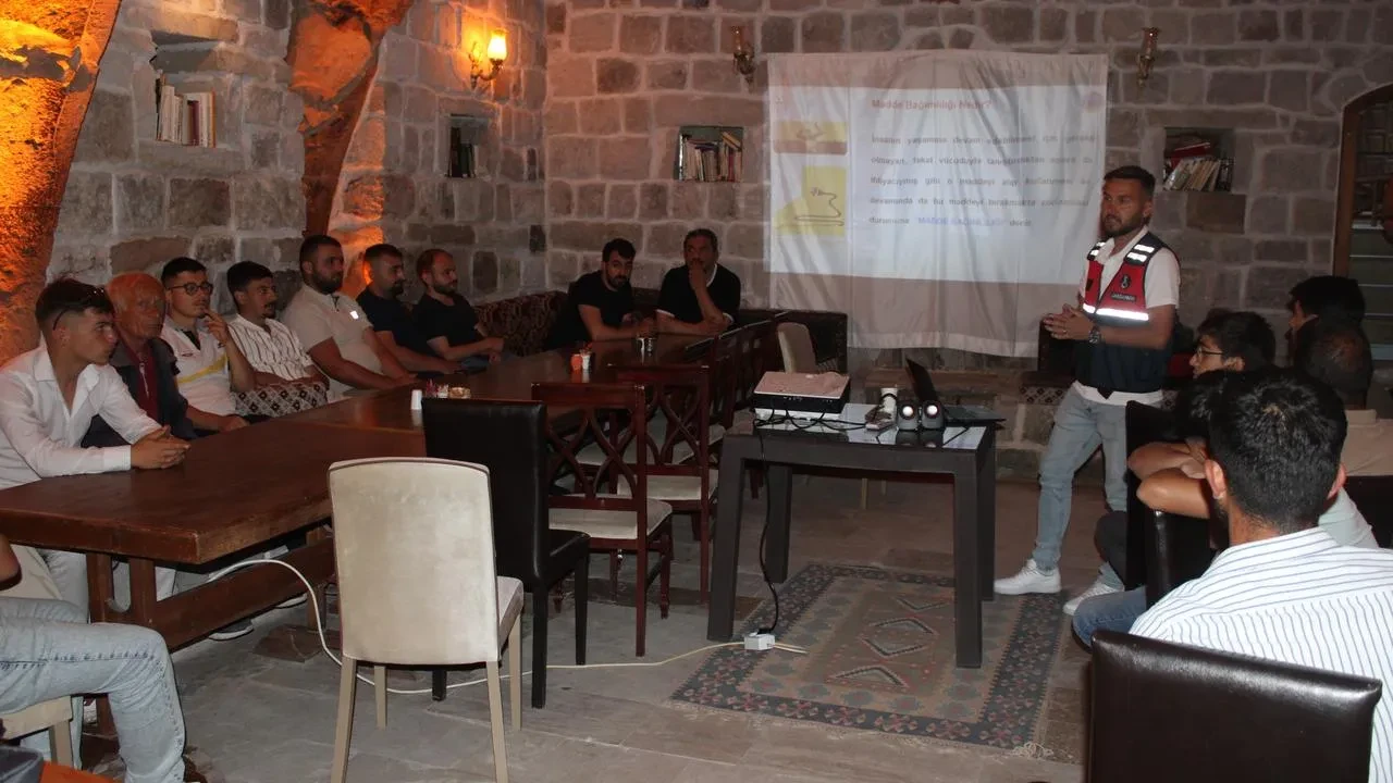 Kayseri Jandarması Ağırnas gençlerine uyuşturucuyu anlattı