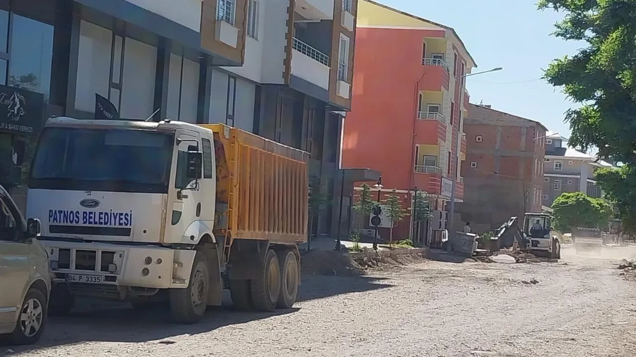 Patnos Belediyesi Yeni Mahallede yolları yeniliyor