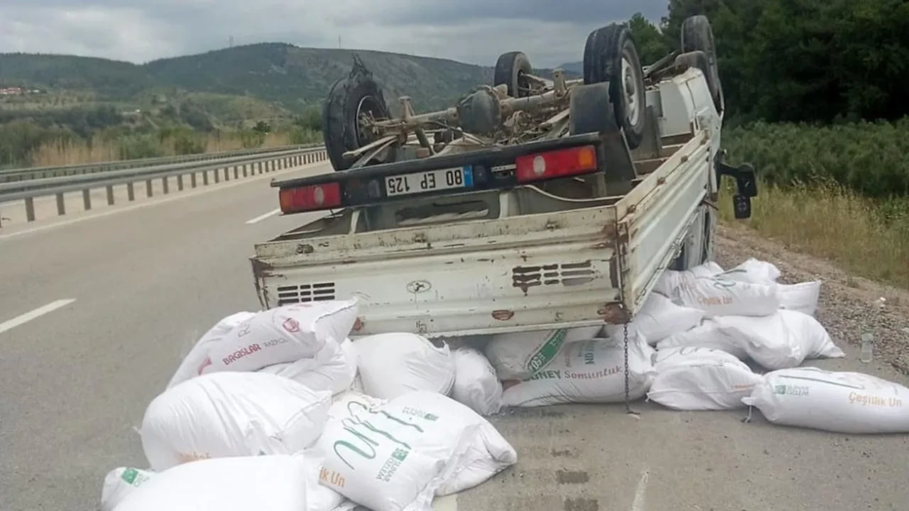 Un yüklü kamyonet Osmaniyede takla attı