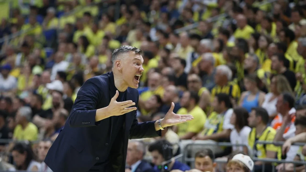 Fenerbahçe Beko üç kupayı bir sezonda kazandı