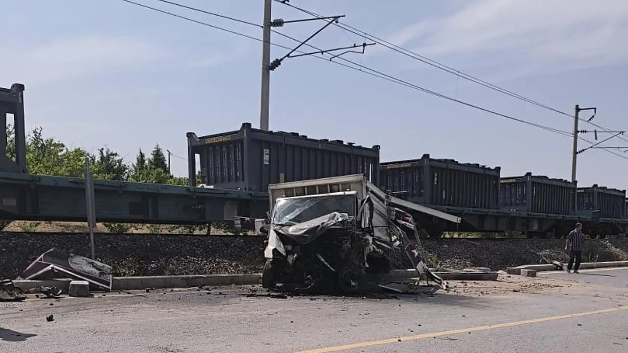 Malatya Yeşilyurtta yük treni hemzemin geçitte çarptı