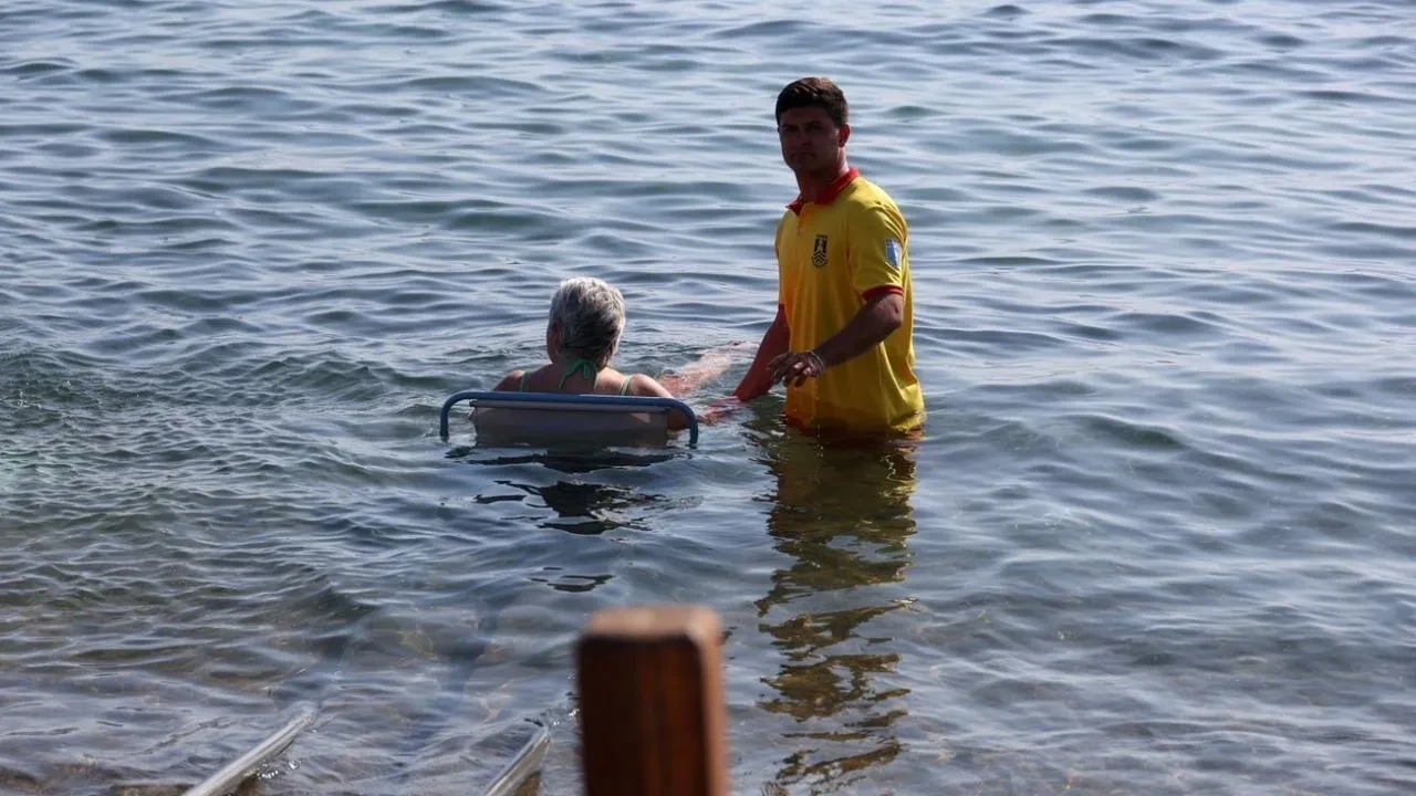 Turgutreis Plajında engelli vatandaşlar denize rahatça girebilecek