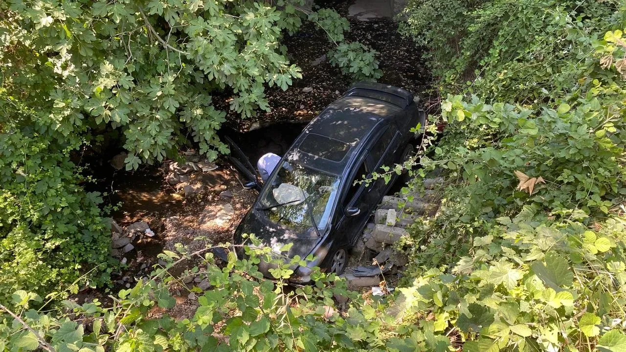 Derince'de otomobil 7 metrelik kanala düştü itfaiye kurtardı