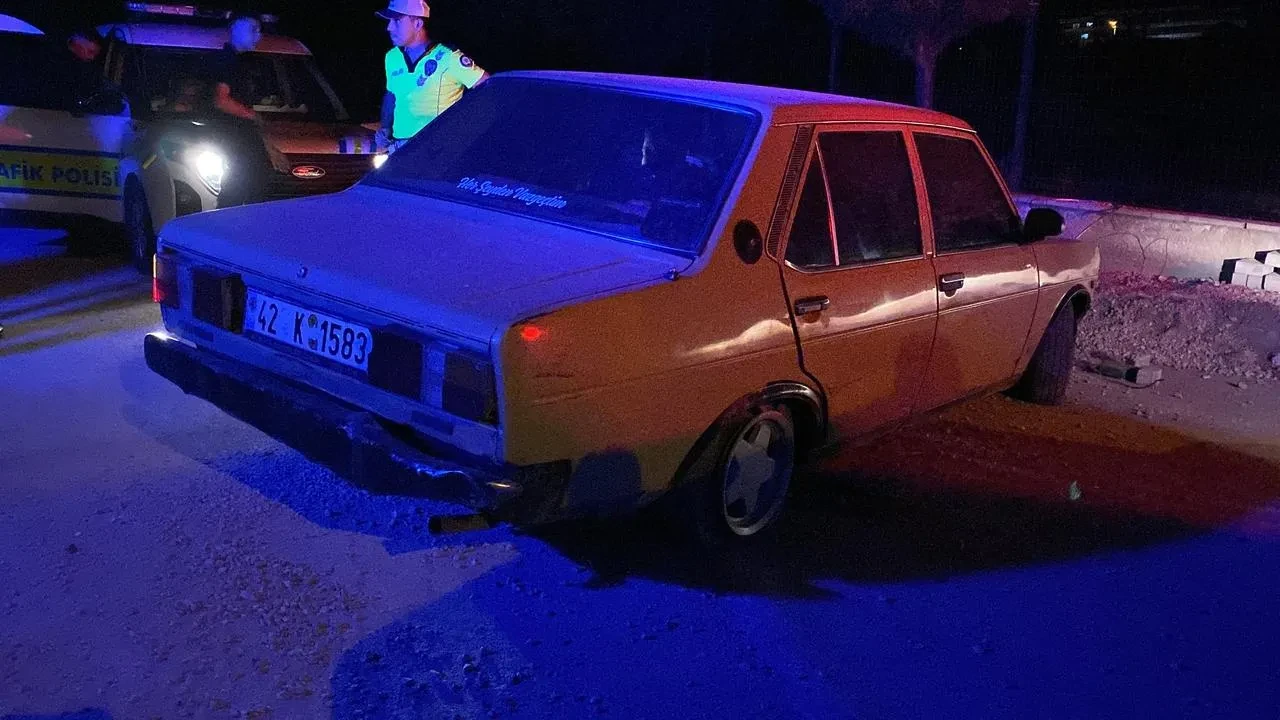 Konya'da ehliyetsiz sürücü polisten kaçarken lastik patlamasıyla yakalandı