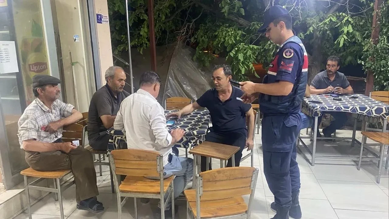 Karacasu'da sıcak nokta uygulaması ile 2 aranan şahıs yakalandı