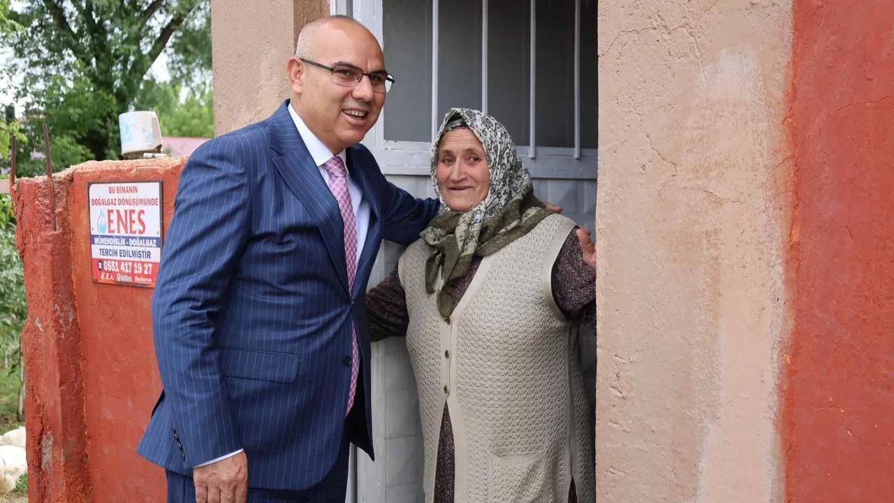 Ağrı Valisi Mustafa Koç Yaşlı Kadına Sürpriz Ziyaret Gerçekleştirdi