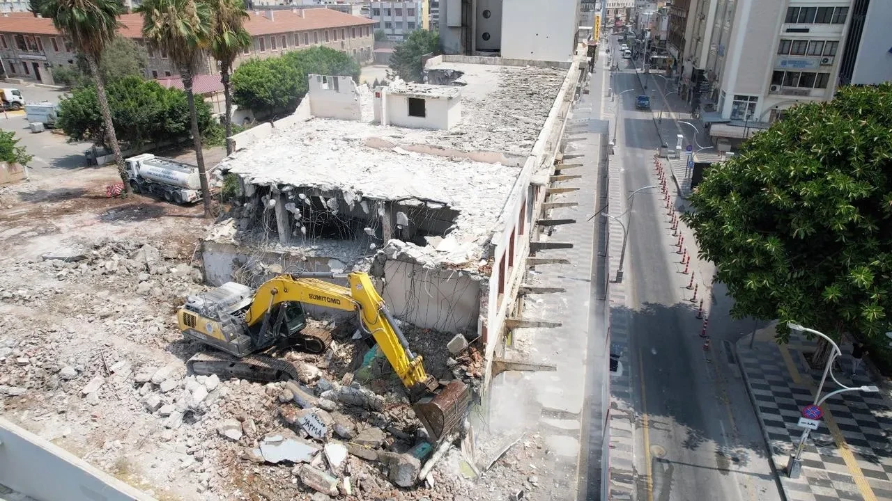Mersin'de eski öğretmenevinin yıkımı resmi onaylarla tamamlandı