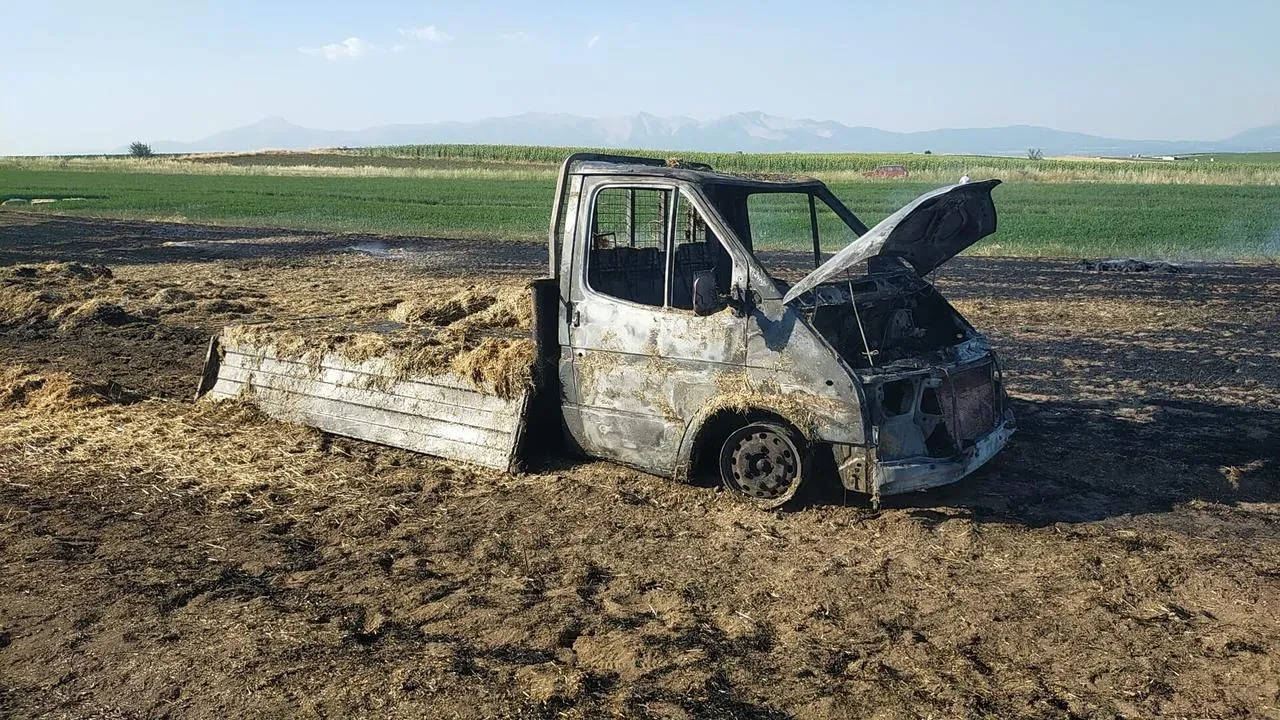 Denizli'de saman yüklü kamyonet yandı köylüler yetiştiriciye yardım etti