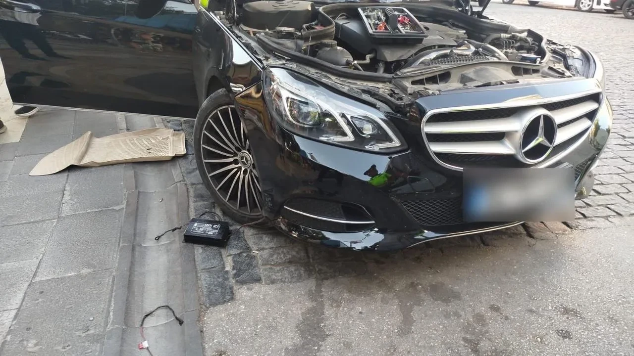 Denizli'de sirenli lüks otomobil trafikten men edildi ve sürücüye ceza kesildi