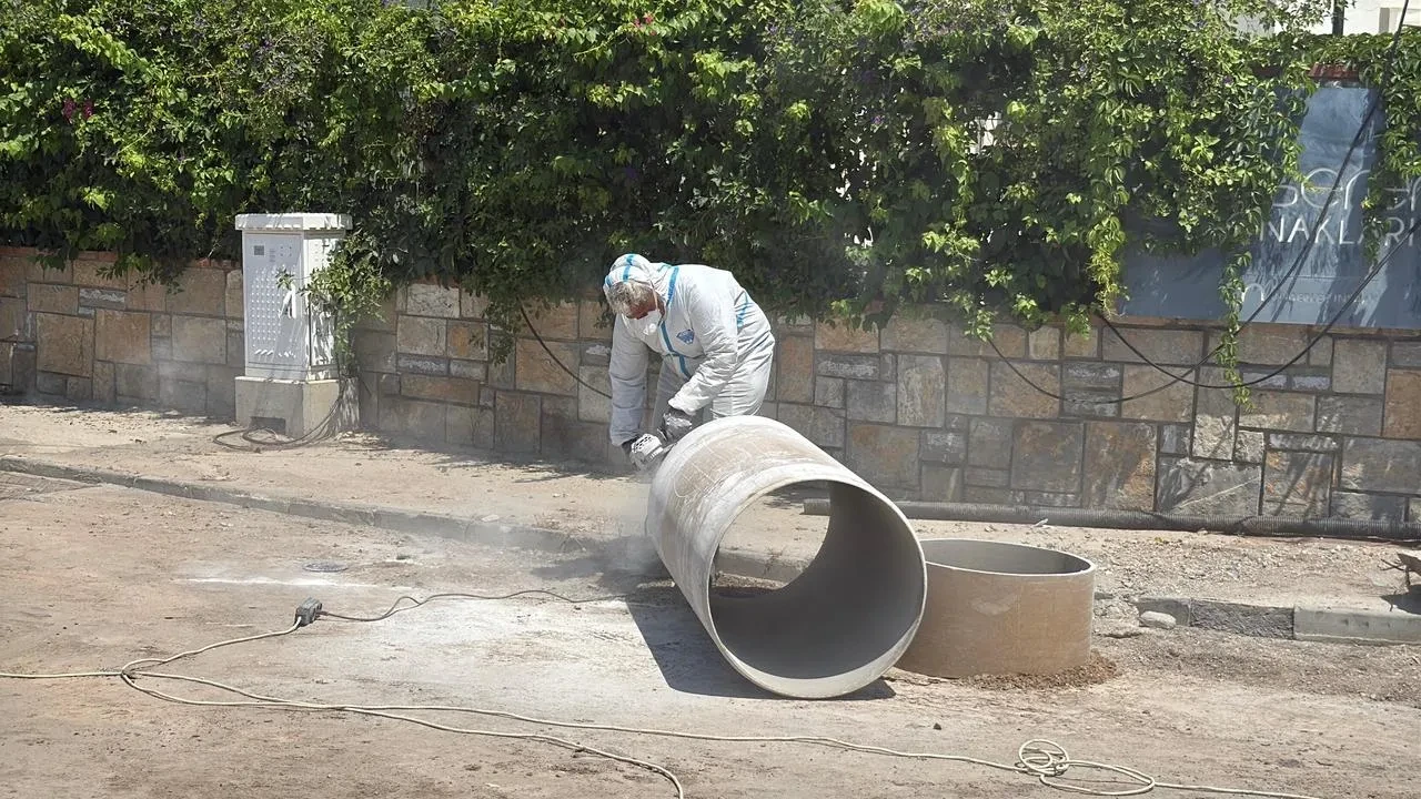 Bodrum Yahşi Mahallesi’nde su hattı patladı yol trafiğe kapandı