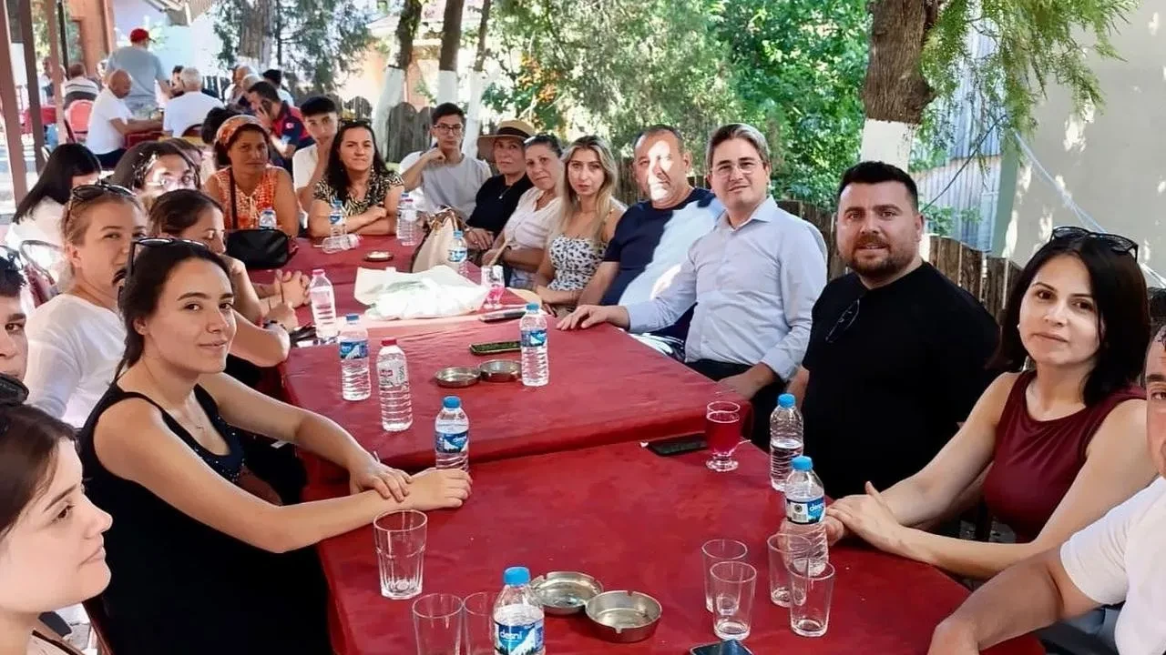 Kemaliye’de Birlik Cemi’ne Sultangazi’den gelen misafirler Reyhan şerbeti içti.
