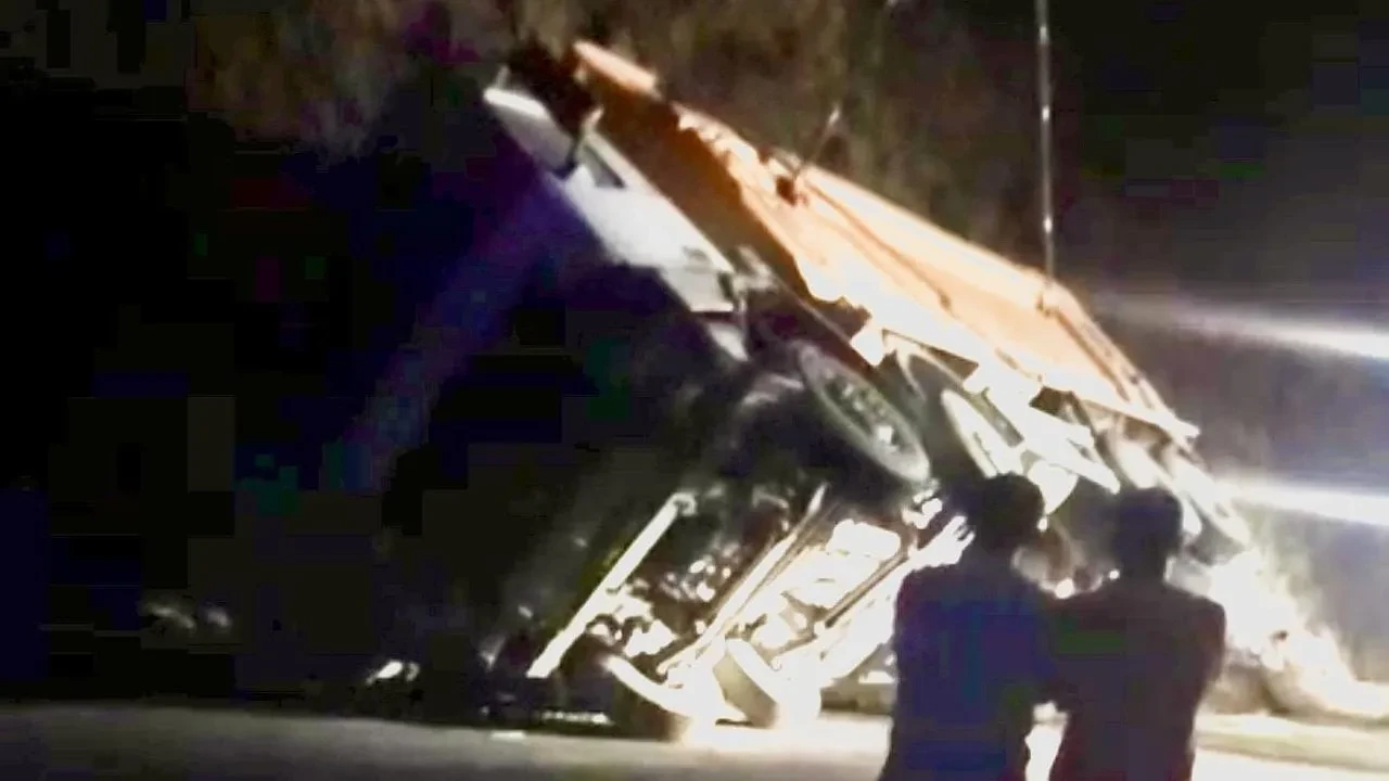 Pütürge’de Yol Çalışması Yapan Kamyon Devrildi Sürücü Yaralandı