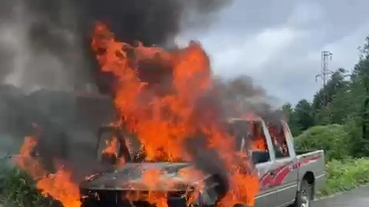 Rize'nin Pazar ilçesinde kamyonet alev aldı sürücü kurtuldu