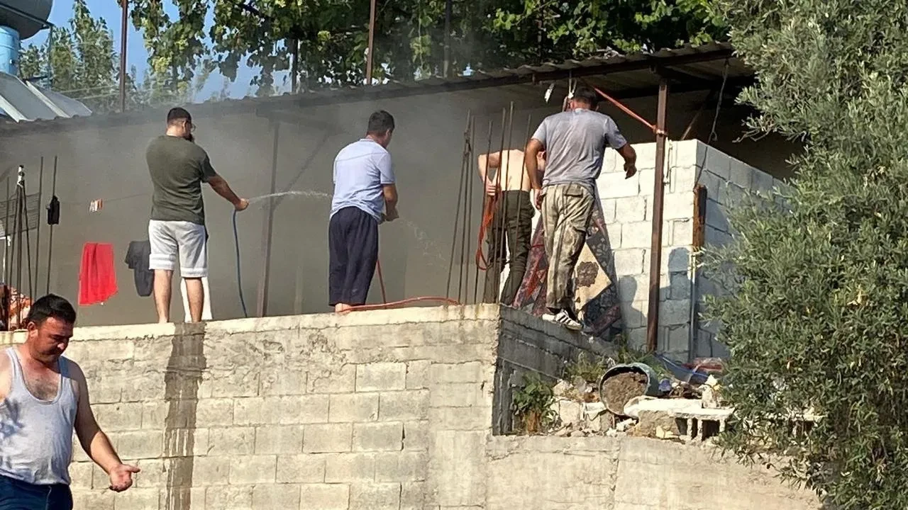 Osmaniye’nin Düziçi İlçesinde Ev Yangını İtfaiye Ekiplerince Söndürüldü