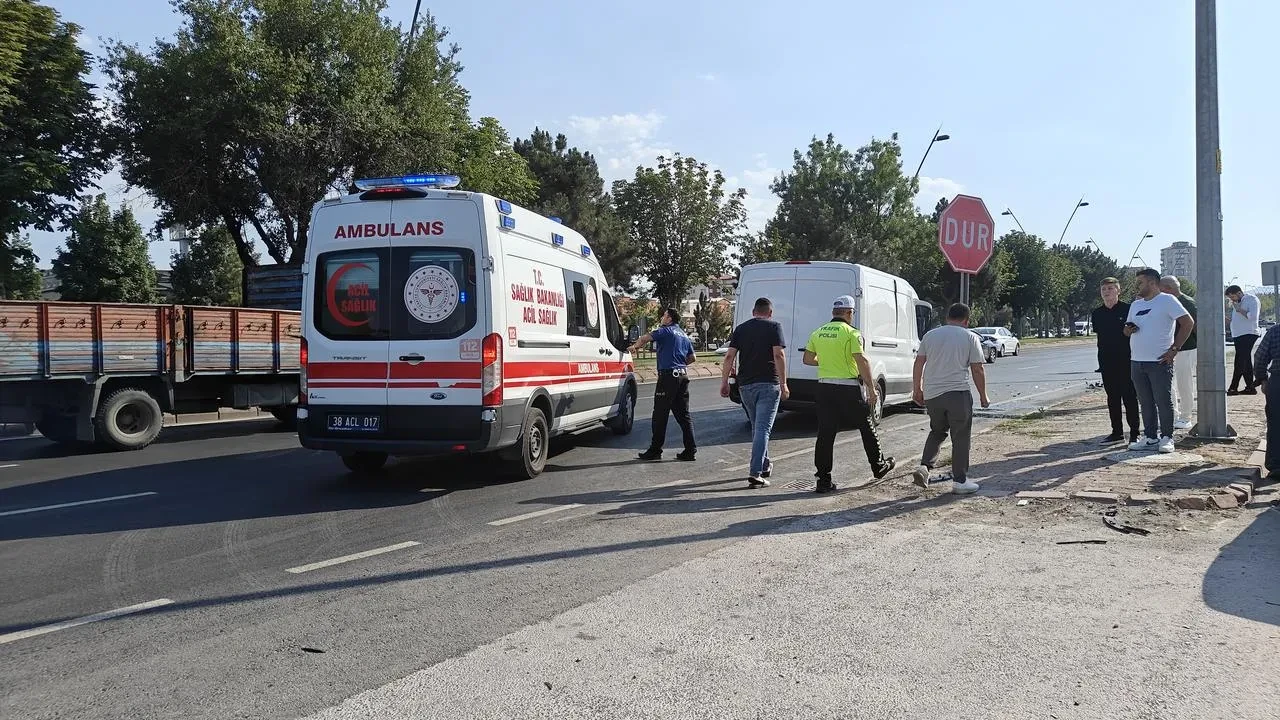 Kayseri'nin Kocasinan İlçesinde Minibüs Kamyona Arkadan Çarptı Bir Kişi Yaralandı