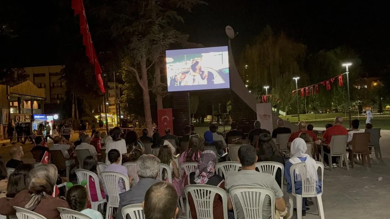 Düzce'de 15 temmuz şehitleri için "15.07 şafak vakti" film gösterimi yapıldı