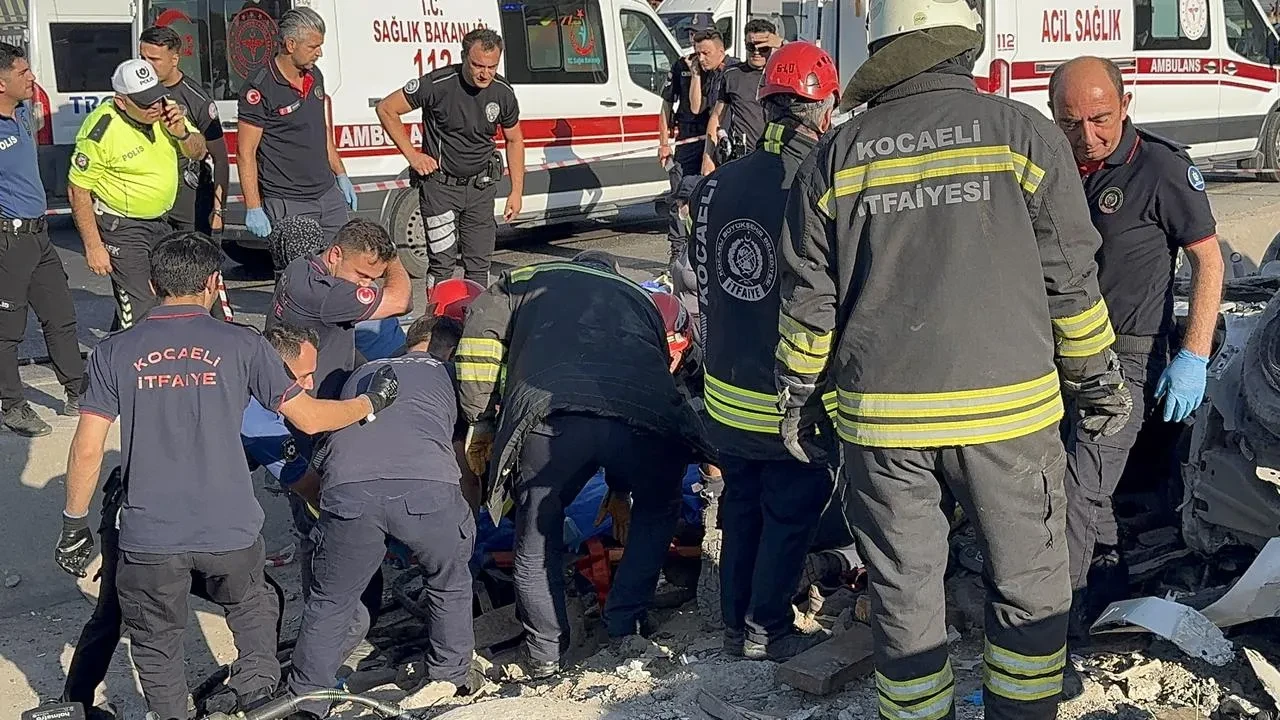 Kocaeli'de Tır Ve Otomobillerin Çarptığı Kazada 5 Kişi Hayatını Kaybetti