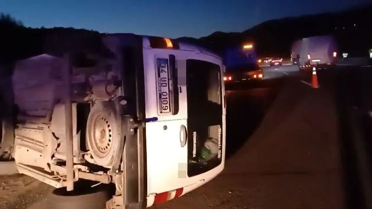 Bolu TEM Otoyolunda ticari araç bariyere çarptı