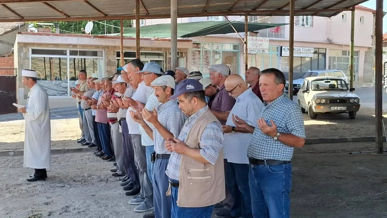 Selendi'de kuraklık nedeniyle 3 gün yağmur duası yapıldı