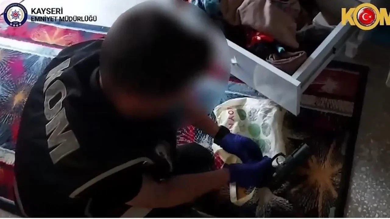 Kayseride kaçak silah satıcıları suçüstü yakalandı