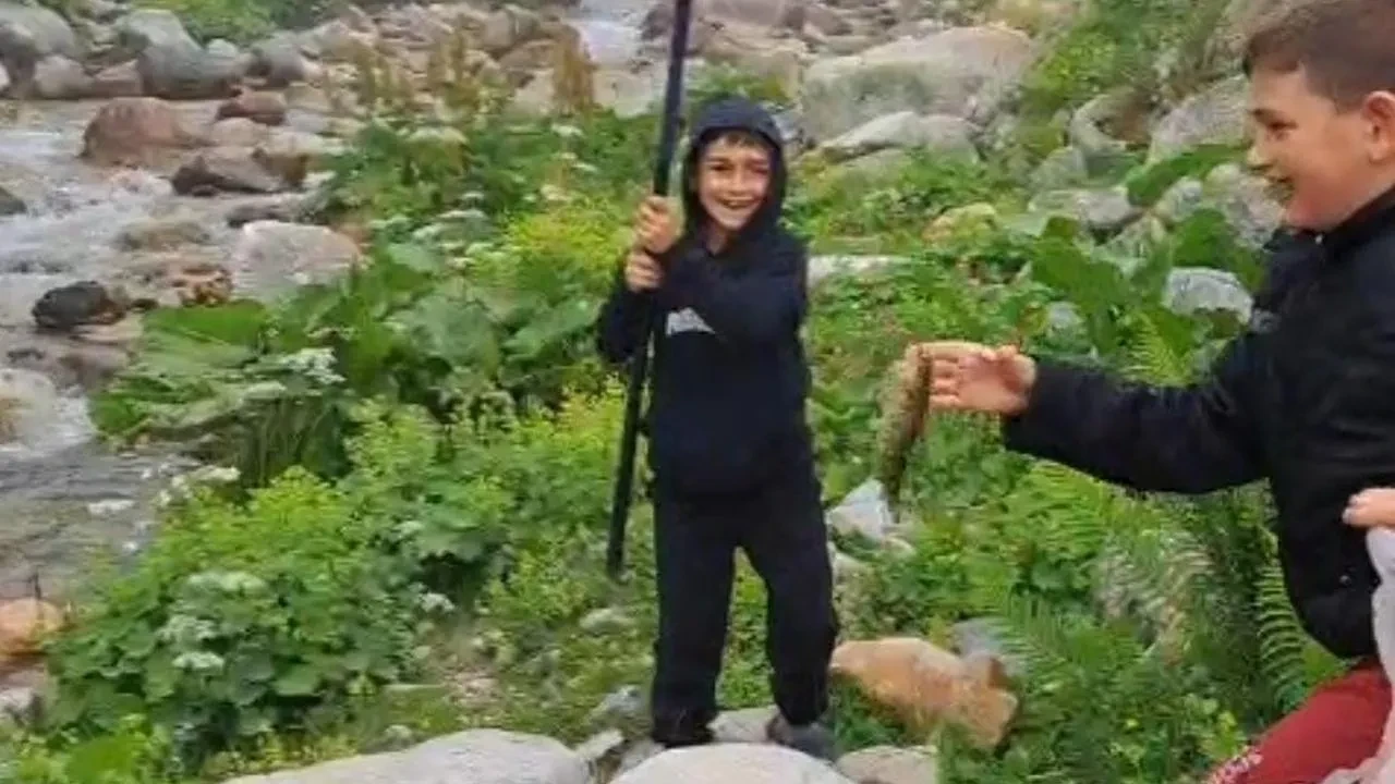 Rize'de miniklerin ilk balık tutma sevinci herkesi güldürdü