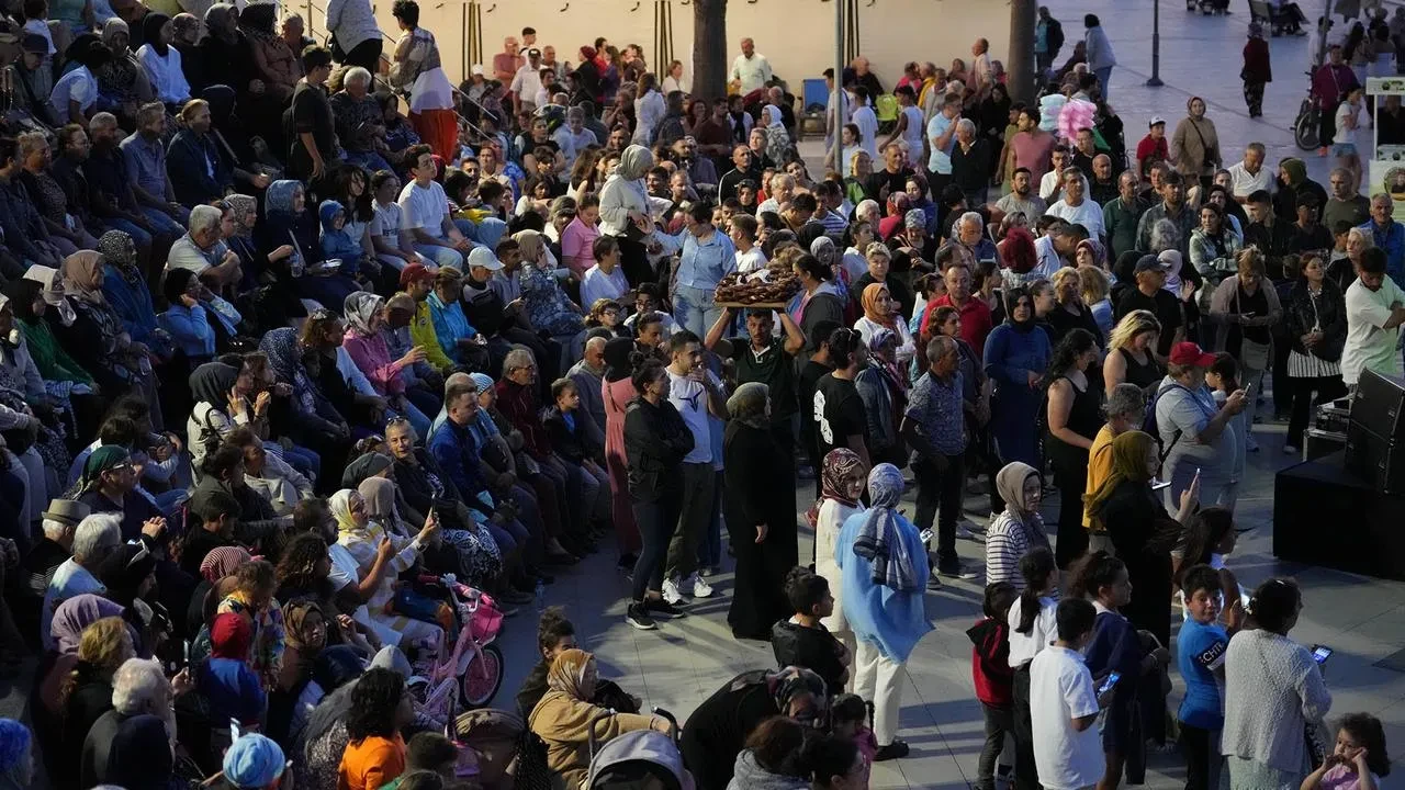 Karasu Sahil Parkta nostaljik yaz konseri yaşandı