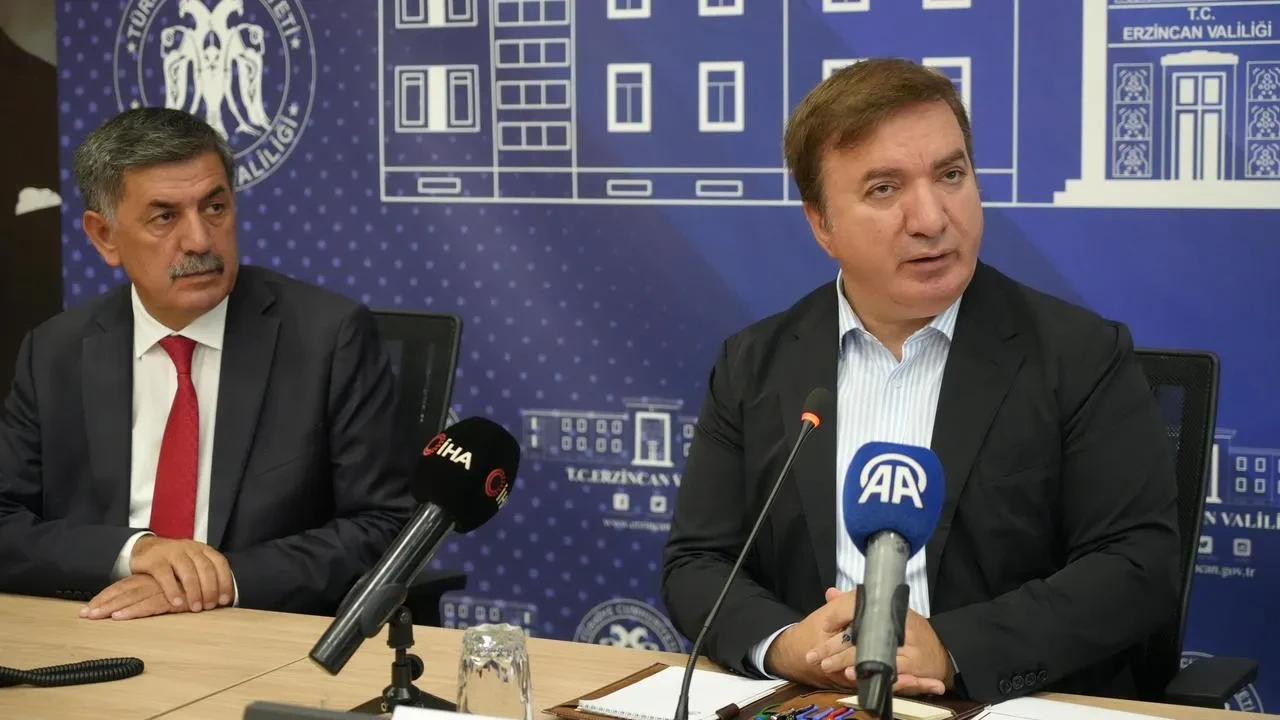 Erzincan Valisi Aydoğdu muhtarlarla toplantıda bir araya geldi