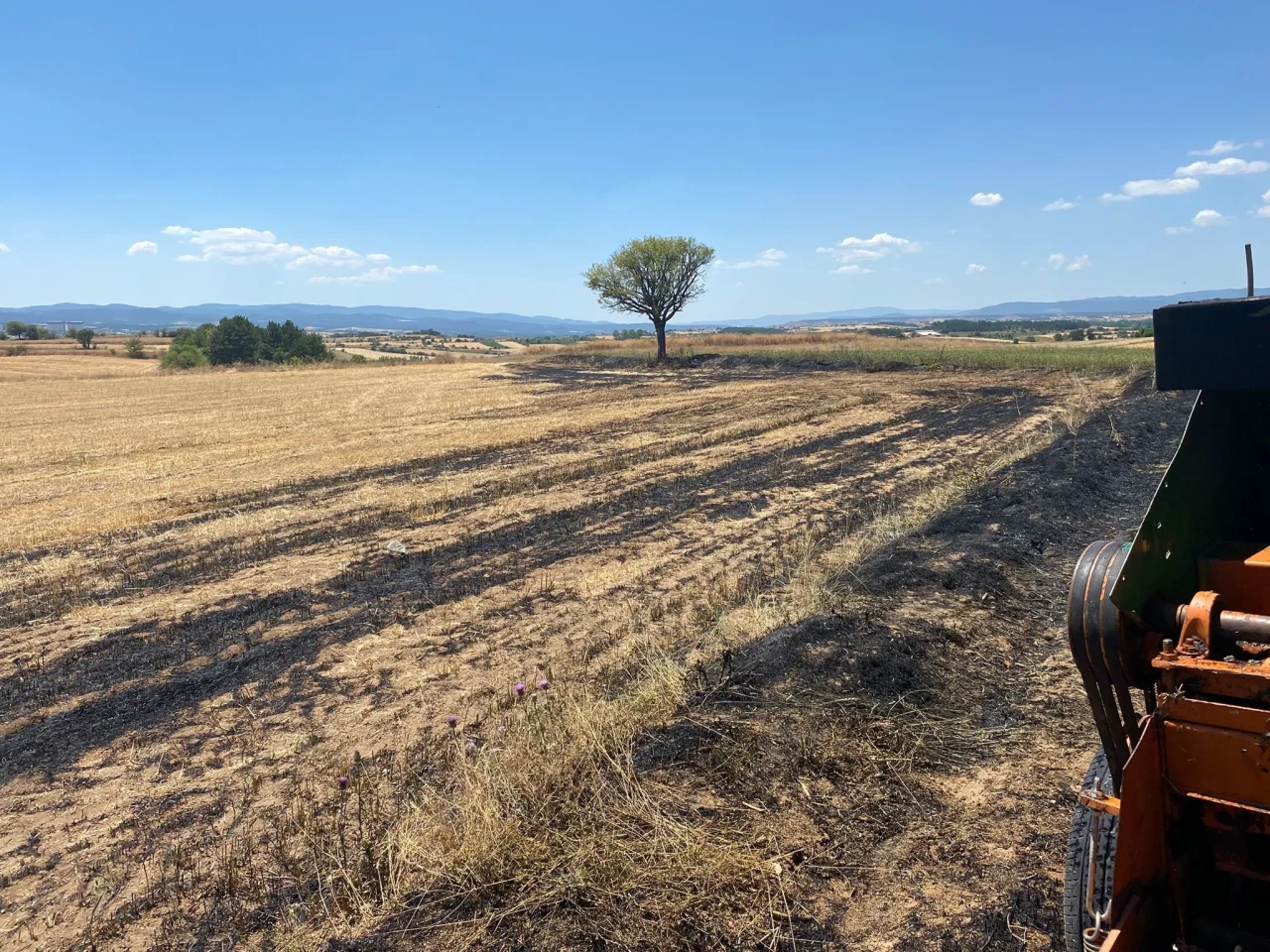 Kastamonuda balya makinesi yangını tarlaya yayıldı