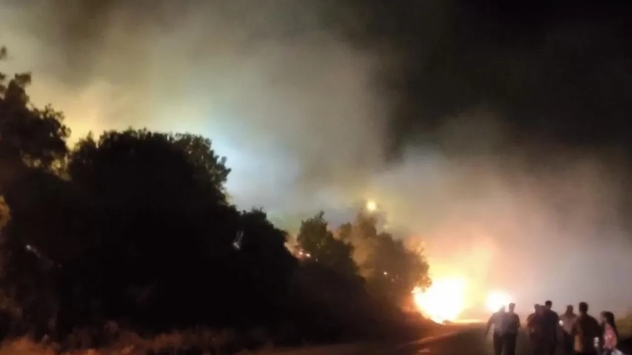 Hakkari-Çukurca karayolunda orman yangını çıktı ekipler müdahale ediyor