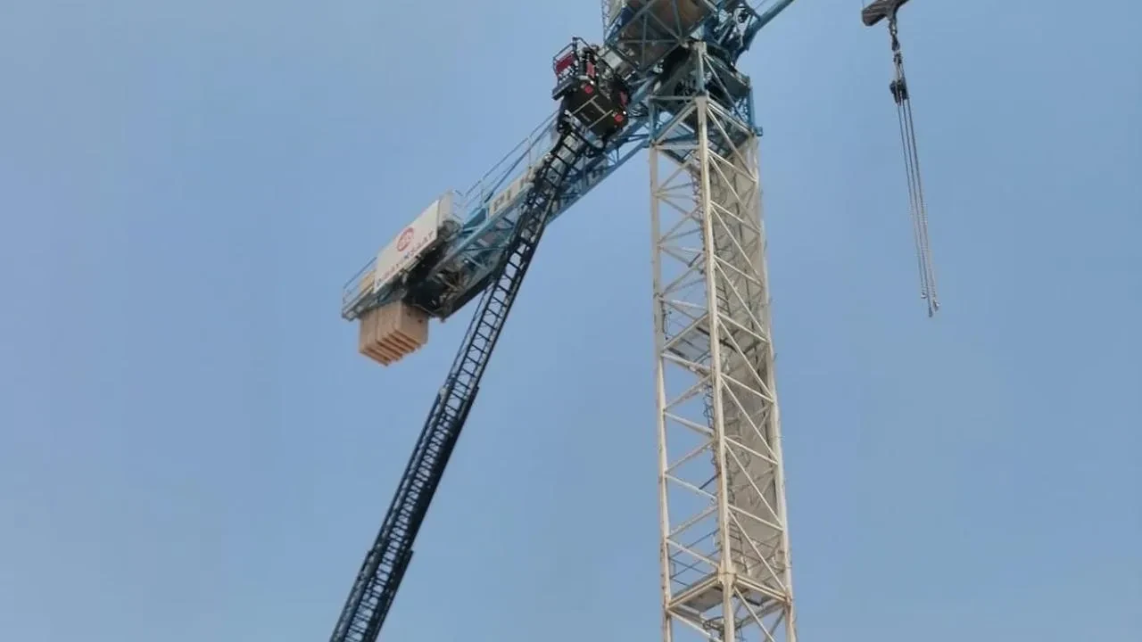 Malatya Yeşilyurt’ta kule vinç operatörü itfaiye tarafından kurtarıldı