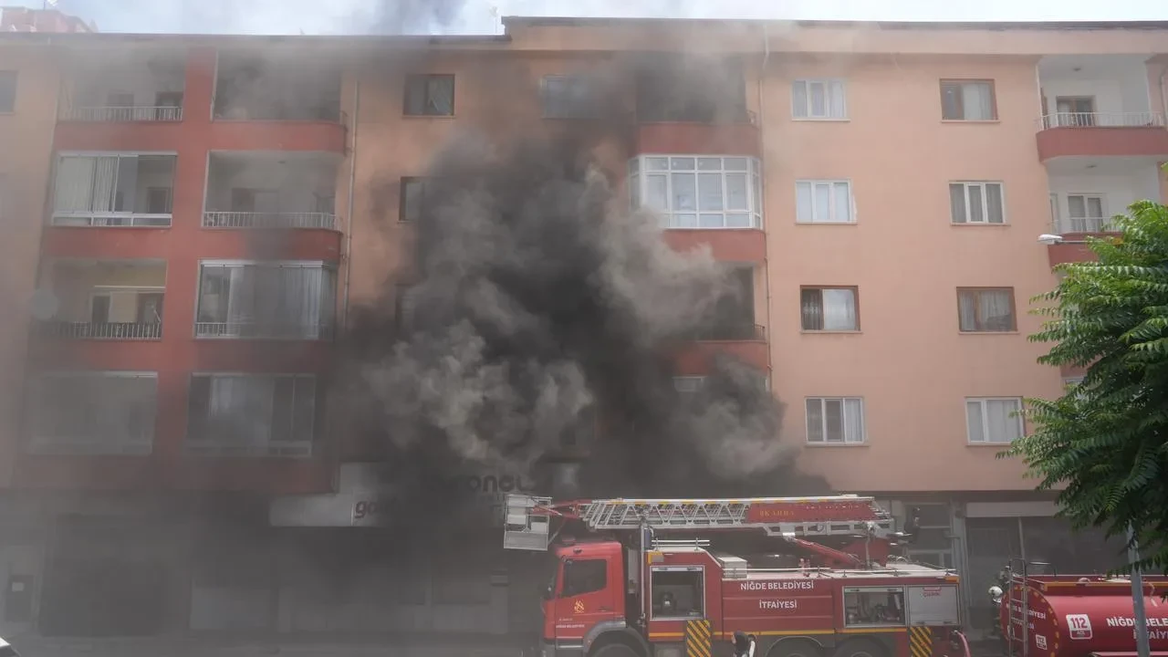 Niğde’de İş Yeri Deposunda Yangın Çıktı İtfaiye Müdahale Etti