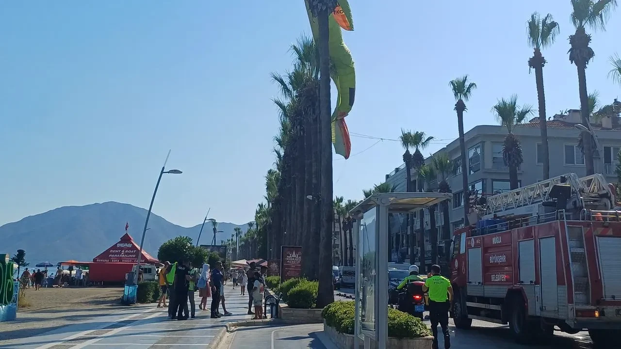 Marmaris'te deniz paraşütü palmiyeye takıldı iki kişi kurtarıldı
