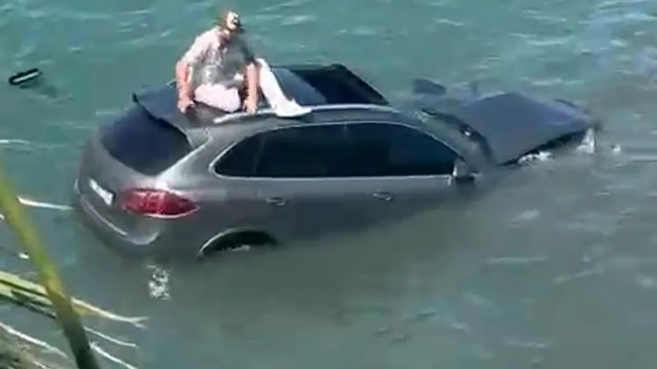 Ayvalık'ta otomobil denize uçtu sürücü balıkçılar tarafından kurtarıldı